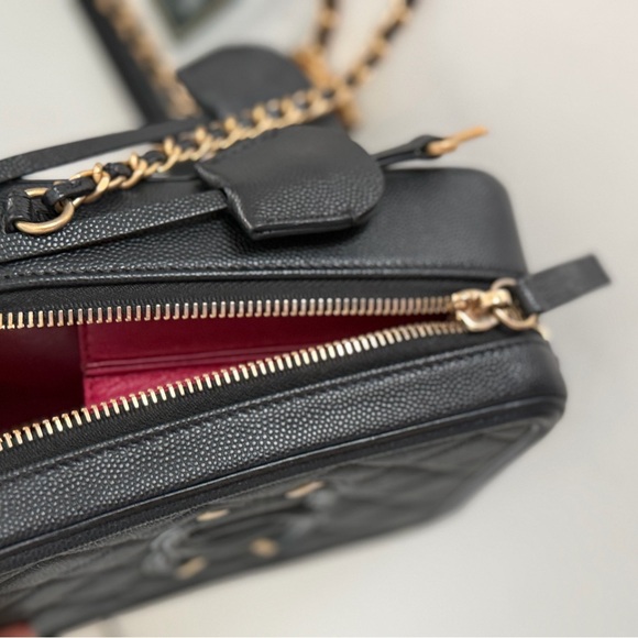 CHANEL Filigree Vertical Vanity Case Quilted Caviar ~ EUC w/Box & 2 COA’s - Picture 10 of 13